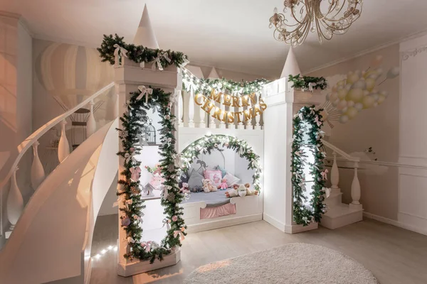圣诞晚会宽敞的儿童房的内部环境。装饰城堡与床里面, 游戏滑梯和楼梯 — 图库照片