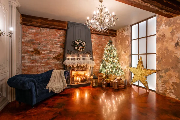 Decoración del hogar de invierno. Navidad en el interior loft contra la pared de ladrillo. regalos bajo el árbol — Foto de Stock