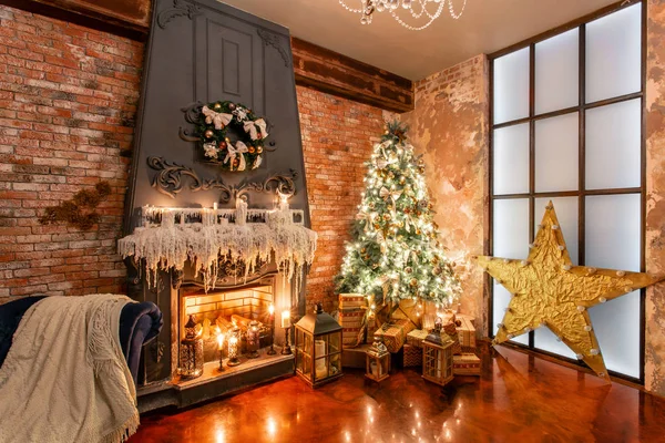 Wystrój domu zimą. Boże Narodzenie w loft wnętrze przed mur z cegły. prezenty pod choinką — Zdjęcie stockowe