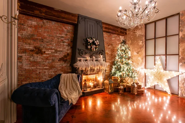 Decoración del hogar de invierno. Navidad en el interior loft contra la pared de ladrillo. regalos bajo el árbol —  Fotos de Stock