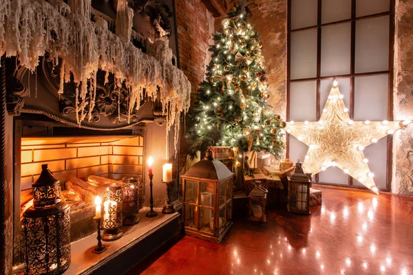 Winterliche Wohnkultur. Weihnachten im Loft-Interieur gegen Ziegelwand. Geschenke unter dem Baum — Stockfoto