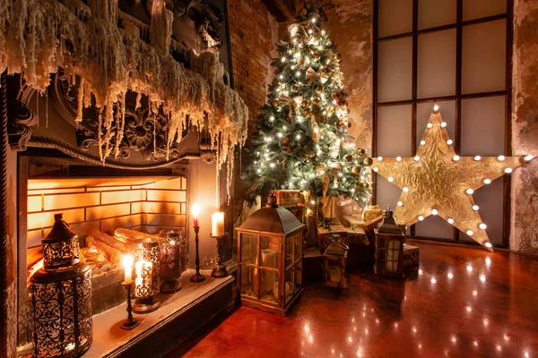 Winterliche Wohnkultur. Weihnachten im Loft-Interieur gegen Ziegelwand. Geschenke unter dem Baum — Stockfoto