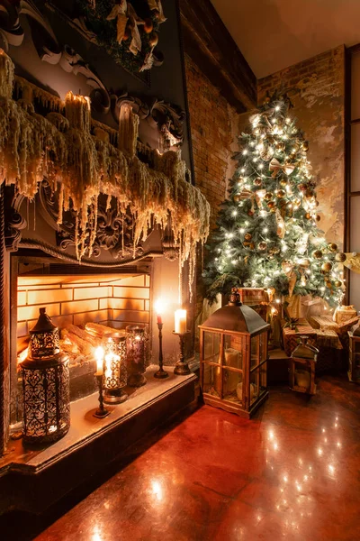 Téli lakberendezés. Karácsonyi loft belső ellen téglafal. ajándékok a fa alatt — Stock Fotó