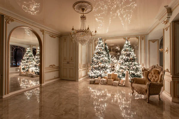 Галантерейные лампочки. Рождественский вечер классические роскошные апартаменты с украшенной елкой. Гостиная большое зеркало, стул, высокие окна, колонны и штукатурка . — стоковое фото