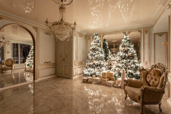 Garland light bulbs. Christmas evening. classic luxurious apartments with decorated christmas tree. Living hall large mirror, chair, high windows, columns and stucco. — Stock Photo, Image