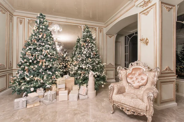 Noche de Navidad. apartamentos de lujo clásicos con árbol de Navidad decorado. Salón gran espejo, silla, ventanas altas, columnas y estuco . — Foto de Stock