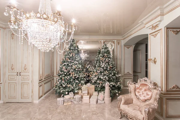 Noche de Navidad. apartamentos de lujo clásicos con árbol de Navidad decorado. Salón gran espejo, silla, ventanas altas, columnas y estuco . — Foto de Stock