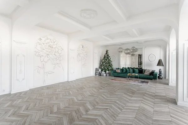 Weihnachtsmorgen. klassische luxuriöse Apartments mit geschmücktem Weihnachtsbaum. Wohnzimmer großer Spiegel, grünes Sofa, hohe Fenster, Säulen und Stuck. — Stockfoto