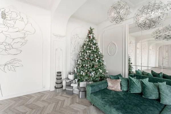 Regalos y cajas de regalo bajo el árbol de Navidad. Cajas beige con lazo de cinta. Año nuevo decorado interior de la casa. Concepto Winter Holiday. — Foto de Stock