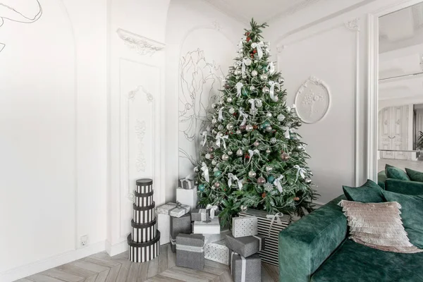 Cadeaux et coffrets cadeaux sous l'arbre de Noël. Boîtes avec ruban papillon. Nouvelle année décorée intérieur de la maison. Concept vacances d'hiver . — Photo