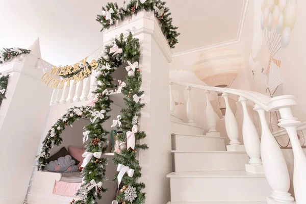 Mañana de Navidad. Interior de una espaciosa habitación para niños. castillo decorativo con cama en el interior, diapositiva de juego y escaleras — Foto de Stock