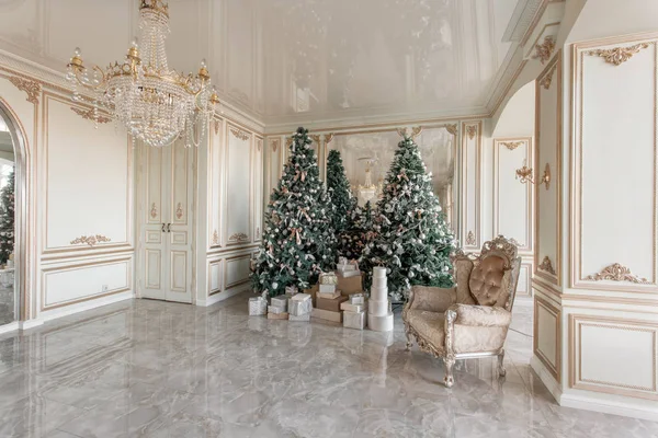 Manhã de Natal. clássicos apartamentos luxuosos com árvore de natal decorada. Sala de estar espelho grande, cadeira, janelas altas, colunas e estuque . — Fotografia de Stock