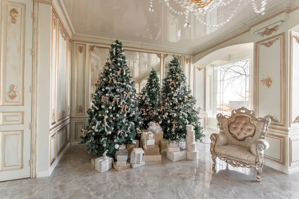 Mañana de Navidad. apartamentos de lujo clásicos con árbol de Navidad decorado. Salón gran espejo, silla, ventanas altas, columnas y estuco . — Foto de Stock