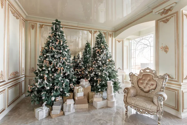 Mañana de Navidad. apartamentos de lujo clásicos con árbol de Navidad decorado. Salón gran espejo, silla, ventanas altas, columnas y estuco . —  Fotos de Stock