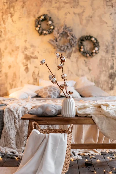 Διαμερίσματα πατάρι, στεφάνι χριστουγεννιάτικο δέντρο. Κρεβάτι στην κρεβατοκάμαρα, υψηλή μεγάλα παράθυρα — Φωτογραφία Αρχείου