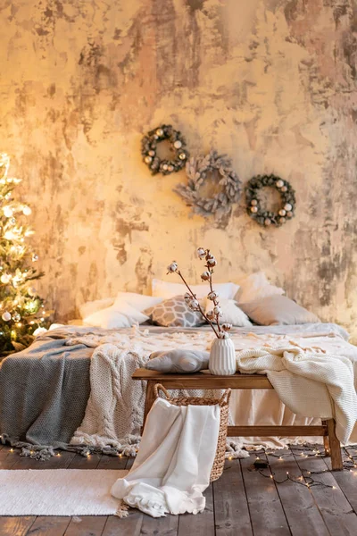 Loft appartements, couronne de sapin de Noël. Lit dans la chambre, grandes fenêtres — Photo