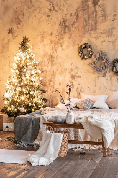 Apartamenty w stylu Loft, wieniec Christmas tree. Łóżko w sypialni, wysokie duże okna — Zdjęcie stockowe