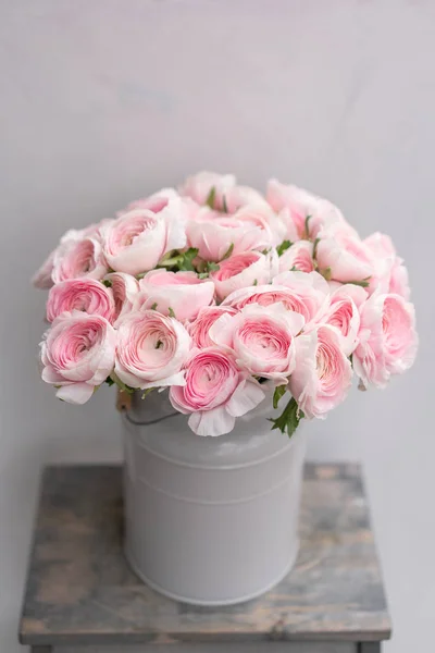 Ranunculus asiaticus o Persian Buttercup. Ramo de flores de color rosa pastel. Fondo gris claro, jarrón de metal. Fondo de pantalla, flores textura —  Fotos de Stock