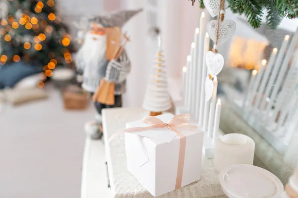 Presentes e caixas de presente na mesa branca. caixa com laço de fita. O interior de casa decorado de Ano Novo. Conceito de férias de inverno . — Fotografia de Stock