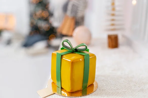迷你慕斯糕点甜点, 黄色釉面。以礼品盒的形式, 巧克力丝带。现代欧洲蛋糕。法国菜。圣诞节主题 — 图库照片
