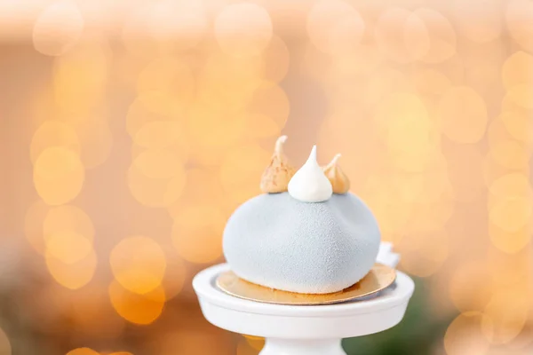 Mini sobremesa mousse pastelaria com veludo cinza em fundo grinaldas lâmpadas bokeh. Bolo europeu moderno. Cozinha francesa. Tema de Natal — Fotografia de Stock