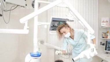 Kadın dişçi röntgen, diş hekimliği sandalyede yatan hasta makinasıyla. Genç Afro-Amerikan erkek kötü dişli. Tıp, sağlık, stomatology kavramı.