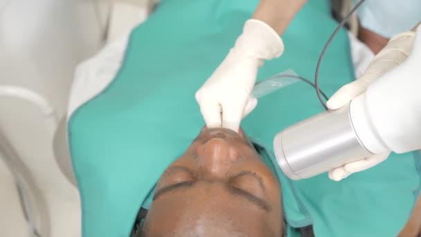 Kadın dişçi röntgen, diş hekimliği sandalyede yatan hasta makinasıyla. Genç Afro-Amerikan erkek kötü dişli. Tıp, sağlık, stomatology kavramı. — Stok video