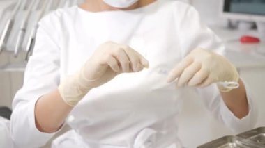 Diş hekimi novocaine çene içinde buz gibi bir atış koyar. Genç Afro-Amerikan erkek hasta sandalyeye diş kliniği. Tıp, sağlık, stomatology kavramı.