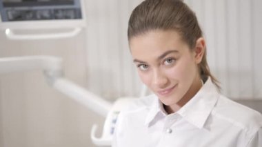 Güzel kız doktor diş hekimi diş kliniği içinde büyüleyici portre. Tıp, sağlık, stomatology kavramı. diş hekimi muayene yapar ve bitirmek adl. Gülümseyen kadın
