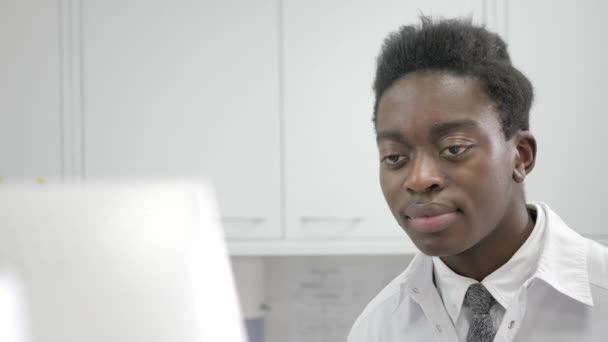 Genç Afro-Amerikan erkek doktor diş hekimi monitör x-ray görünüyor. Tıp, sağlık, stomatology kavramı. diş hekimi muayene yapar ve bitirmek — Stok video