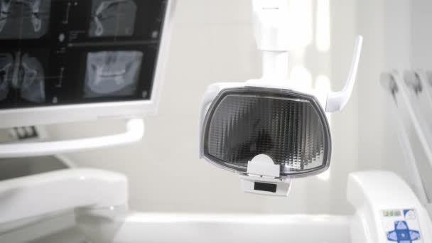 Unga afroamerikanska manliga läkare aktivera dental lampa. Medicin, hälsa, Stomatologi koncept. — Stockvideo