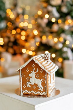 Gingerbread house masada. Ufuk ışık Noel ağacı. Aydınlık oturma odası sabah. Tatil ruh. Şekil geyik