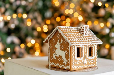 Gingerbread house masada. Ufuk ışık Noel ağacı. Aydınlık oturma odası sabah. Tatil ruh. Şekil geyik