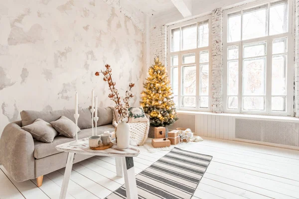 Lehké obývací pokoj s vánoční stromeček. Pohodlná pohovka, vysoká velká okna. Lehké bílé cihlová zeď. — Stock fotografie