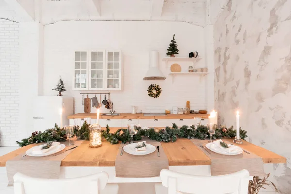 Σοφίτα στυλ διαμέρισμα, μεγάλο σαλόνι με τραπεζαρία και κουζίνα. Δωμάτιο με Χριστουγεννιάτικο δέντρο. Φως λευκό τοίχο. — Φωτογραφία Αρχείου