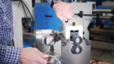 üretim aracı, elektrikli makine inişli çıkışlı. Havalandırma ve oluklar üretimi. Araç ve Sac bükme donatımı. üretim veya deposundaki bir gösteri stand