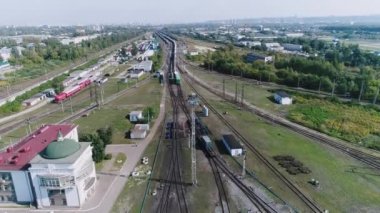 Lojistik kavramı. birçok bakımdan, navlun sıralama yeniden trenler. Endüstriyel demiryolu manzara. Demiryolu parça. Üstten görünüm quadrocopter ile çekim.