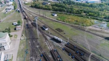 Lojistik kavramı. birçok bakımdan, navlun sıralama yeniden trenler. Endüstriyel demiryolu manzara. Demiryolu parça. Üstten görünüm quadrocopter ile çekim.