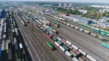 Lojistik kavramı. birçok bakımdan, navlun sıralama yeniden trenler. Endüstriyel demiryolu manzara. Demiryolu parça. Üstten görünüm quadrocopter ile çekim.