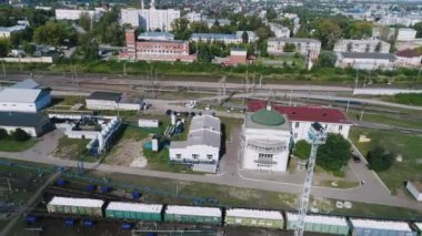 Lojistik kavramı. birçok bakımdan, navlun sıralama yeniden trenler. Endüstriyel demiryolu manzara. Demiryolu parça. Üstten görünüm quadrocopter ile çekim.