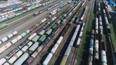 Lojistik kavramı. birçok bakımdan, navlun sıralama yeniden trenler. Endüstriyel demiryolu manzara. Demiryolu parça. Üstten görünüm quadrocopter ile çekim.