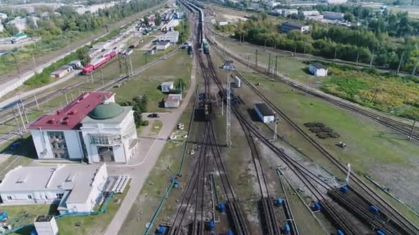 Koncepce logistiky. mnoha způsoby, nákladní vlaky re řazení. Průmyslová dráha krajina. Železniční tratě. Pohled shora střelbu s quadrocopter. — Stock video