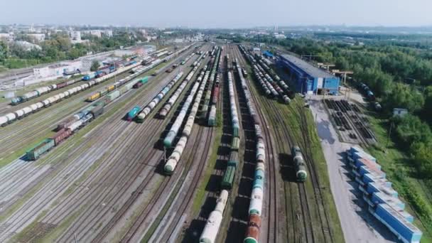 Conceito logístico. muitos caminhos, trens de carga re classificação. paisagem ferroviária industrial. Caminhos-de-ferro. Tiro de vista superior com quadrocopter . — Vídeo de Stock