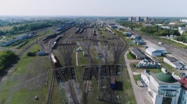Lojistik kavramı. birçok bakımdan, navlun sıralama yeniden trenler. Endüstriyel demiryolu manzara. Demiryolu parça. Üstten görünüm quadrocopter ile çekim.