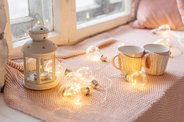 Coppe di lana lavorate a maglia su un tavolo di legno. due tazze di caffè caldo. il concetto di calore. vacanze ed eventi. Autunno e inverno, concetto di svago. Accogliente, confortevole, morbido . — Foto Stock