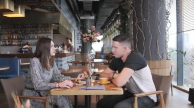Güzel kadın ve kahve içme ve kafe oryantal tarzda rahatlatıcı spor adamı. Kahvaltı, keyifli sabah, çalışma gününün başlangıç