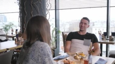 Güzel kadın ve kahve içme ve kafe oryantal tarzda rahatlatıcı spor adamı. Kahvaltı, keyifli sabah, çalışma gününün başlangıç