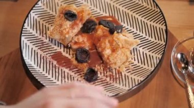 Napolyon tatlı tuzlu karamel ve kuru erik, özgün hizmet ile. Kahvaltı, keyifli sabah, çalışma gününün başlangıç