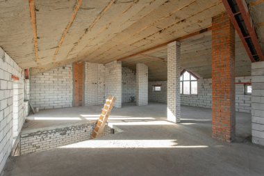 Evin ikinci çatı katında. revizyon ve yeniden yapılanma. Çatı bölümü içinde ısınma çalışma işlemi. Ev veya apartman olduğunu inşaat, tadilat, yenileme, restorasyon altında.