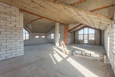 Evin ikinci çatı katında. revizyon ve yeniden yapılanma. Çatı bölümü içinde ısınma çalışma işlemi. Ev veya apartman olduğunu inşaat, tadilat, yenileme, restorasyon altında.